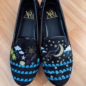 YRU embroidered cat on shoes and material is velvet size 7
